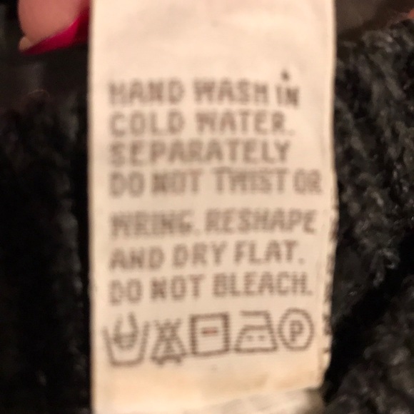 2 sweaters - Picture 4 of 10